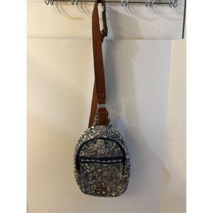 Sakroots Kavu style crossbody navy paisley zipper snap‎ 9x13” sling
